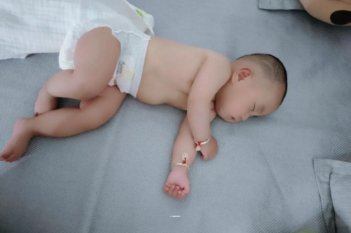 华容怀孕多久会显肚子